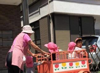 Một ngày mẹ Việt giả làm lao công ở trường mẫu giáo của con